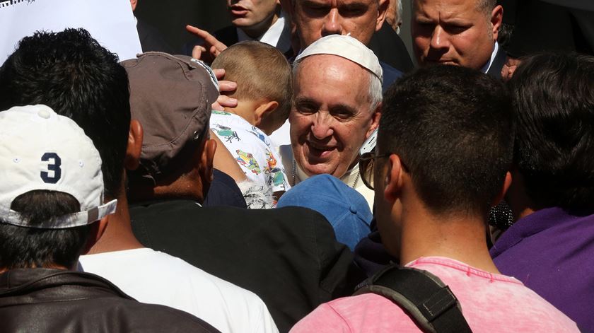 Papa Francisco entre os refugiados em Mória, Lesbos, Grécia. Foto: EPA/ORESTIS PANAGIOTOU