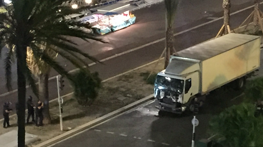 Atentado faz dezenas de mortos em Nice