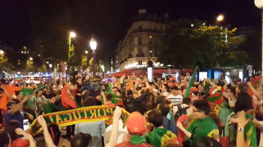 Campos Elísios ao rubro. Nunca Paris viu tanta festa portuguesa nas ruas