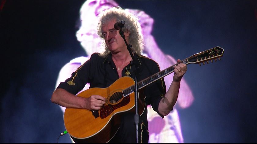 Impressionante: 85 mil pessoas cantam “Love of My Life” com Brian May