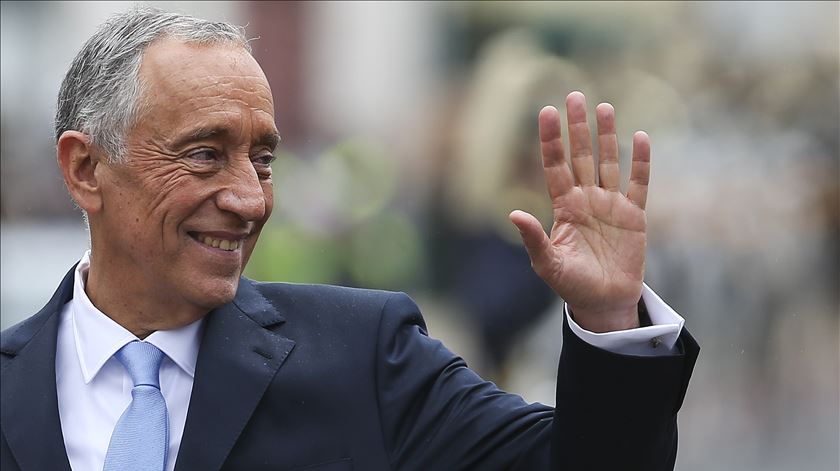 Desvios protocolares e muitos afectos. As primeiras horas do Presidente Marcelo