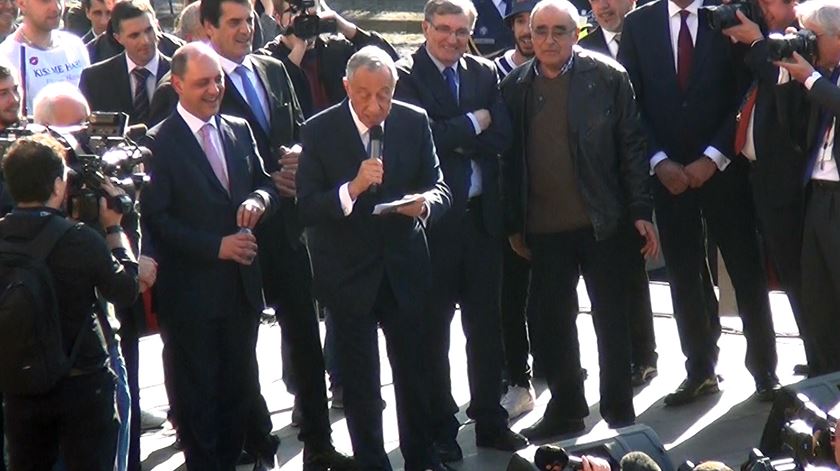 "Ouvi e gostei deste hip-hop do Norte / Portugal será mais forte". Marcelo foi ao bairro e fez rap