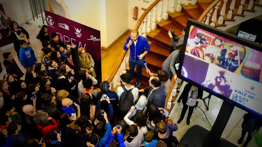 A rádio abriu as portas e mais de mil ouvintes entraram