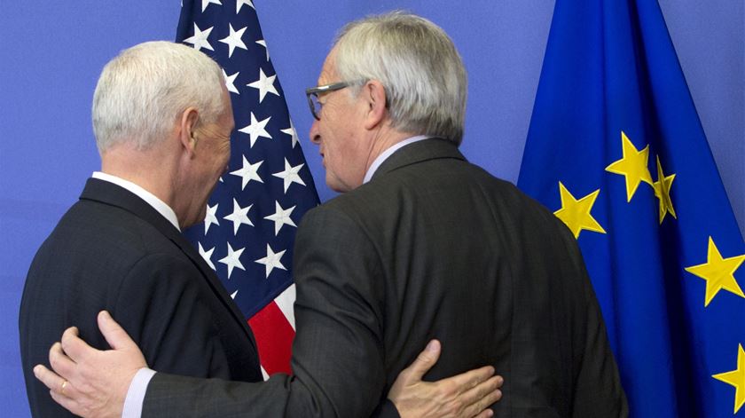 Pence veio redefinir relações EUA-UE