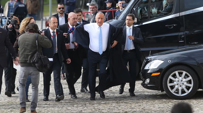 Marcelo "fura" protocolo e chega a pé ao Parlamento