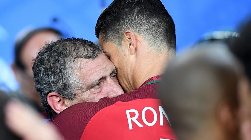 Abraço sentido entre Fernando Santos e Cristiano Ronaldo. Foto: EPA