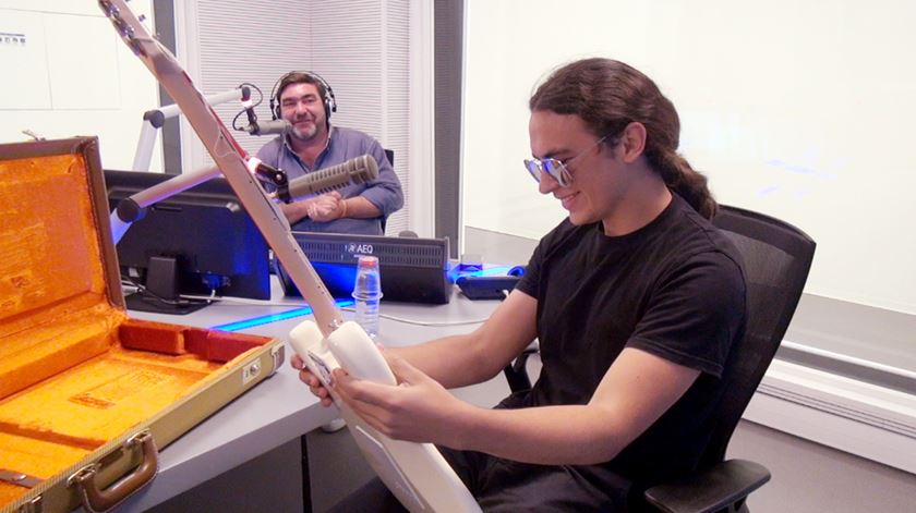 O rosto da felicidade: O Samuel já recebeu a guitarra "Eric Clapton"